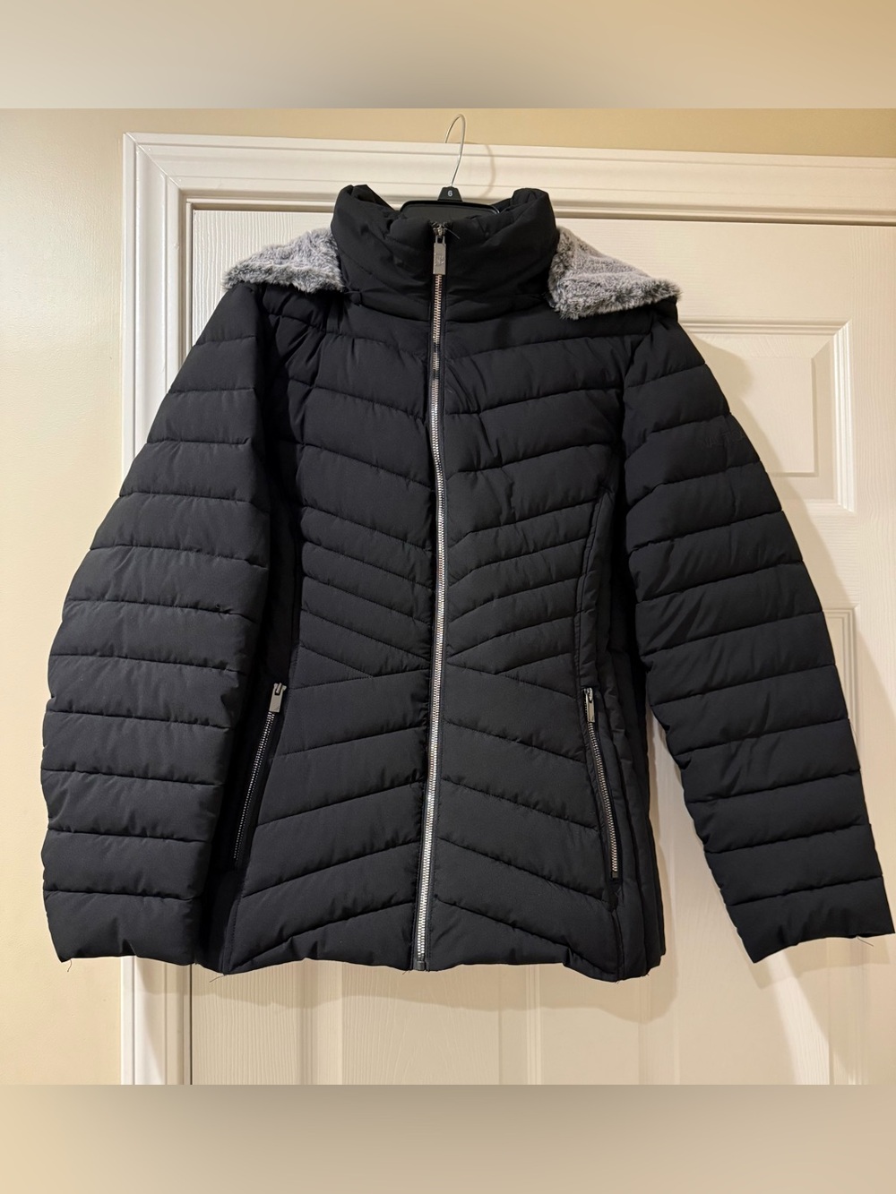 NAUTICAL Women’s Black Puffer Jacket with Faux Fur Trim. In size XL -